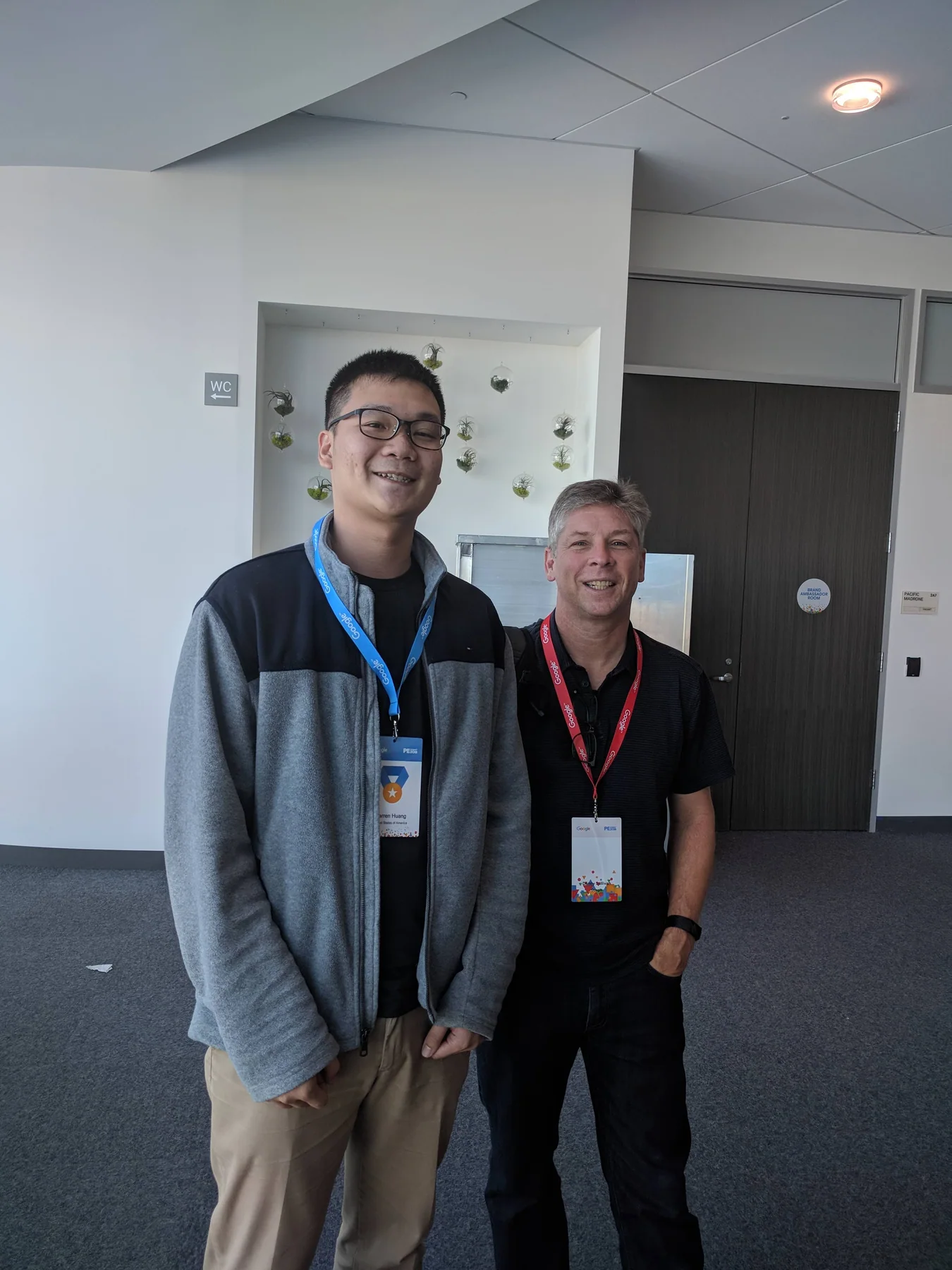Darren Huang 與 Danny Sullivan 在 2018 年 Google Product Experts Summit 合影