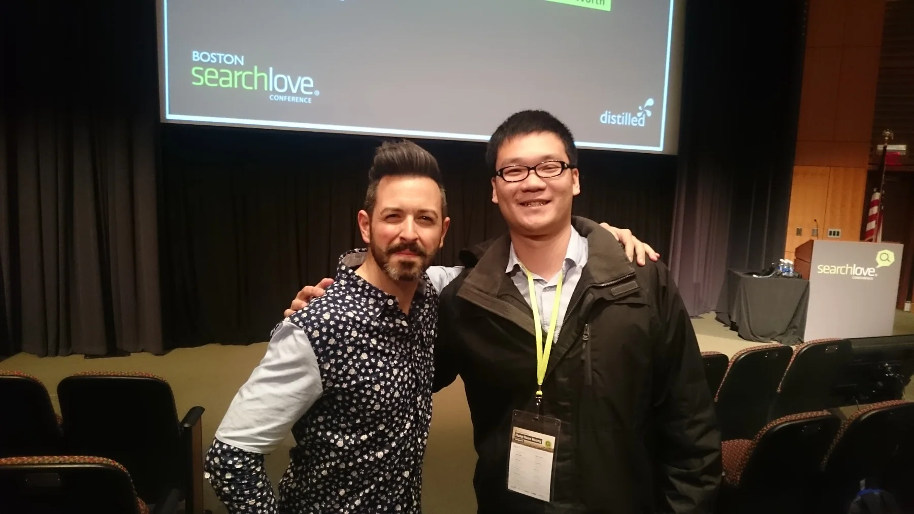 Darren Huang 與 Rand Fishkin 在 2016 年 SearchLove Boston 合影